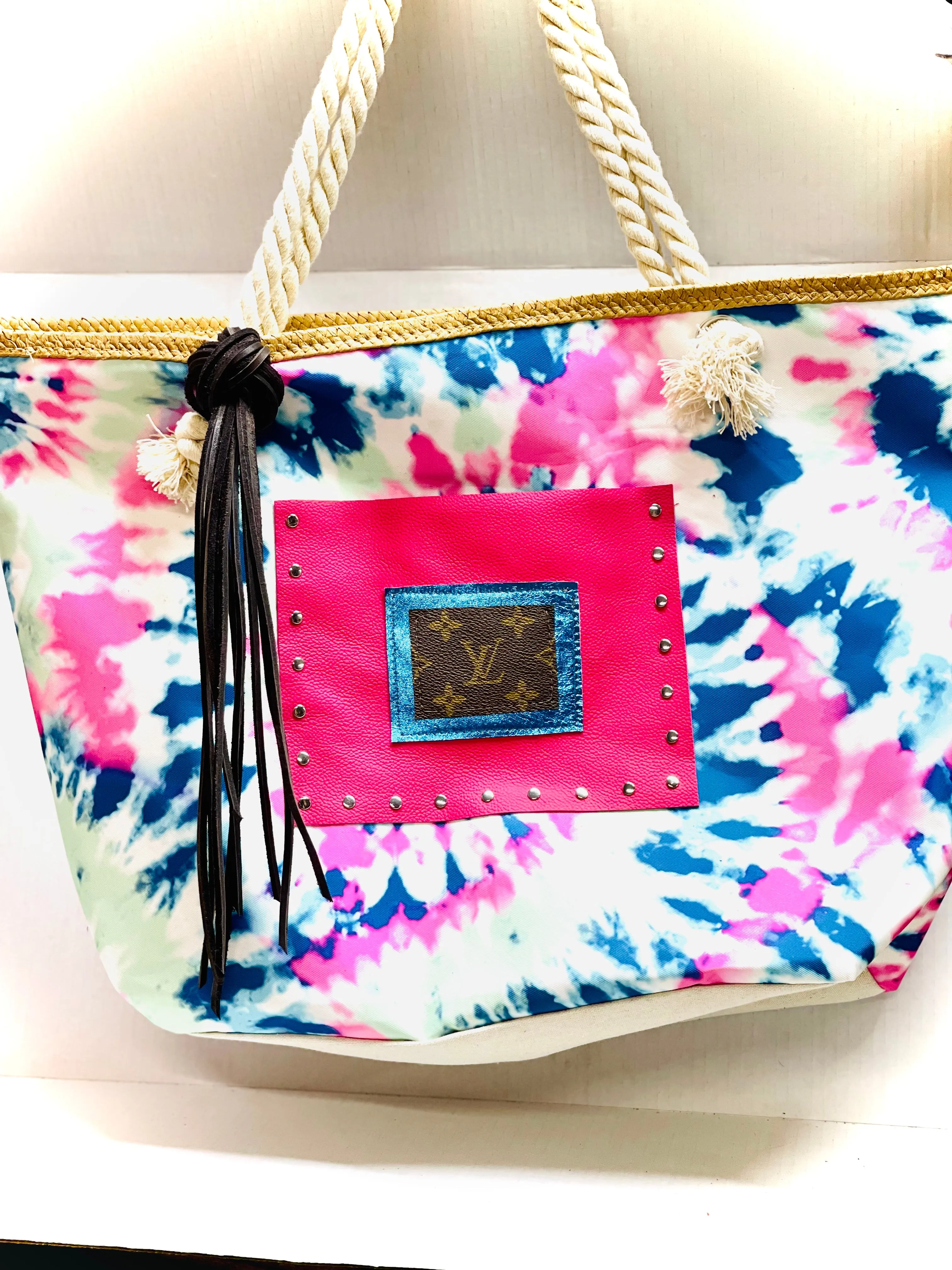 Beach tote in tie-dye